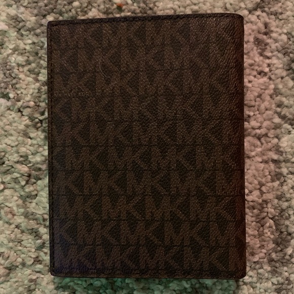 MICHAEL KORS PASSPORT WALLET - Picture 9 of 9